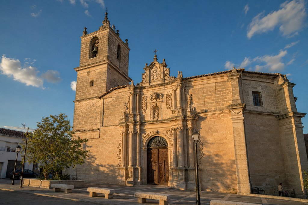 A quiet historic Valdemoro street in the morning light